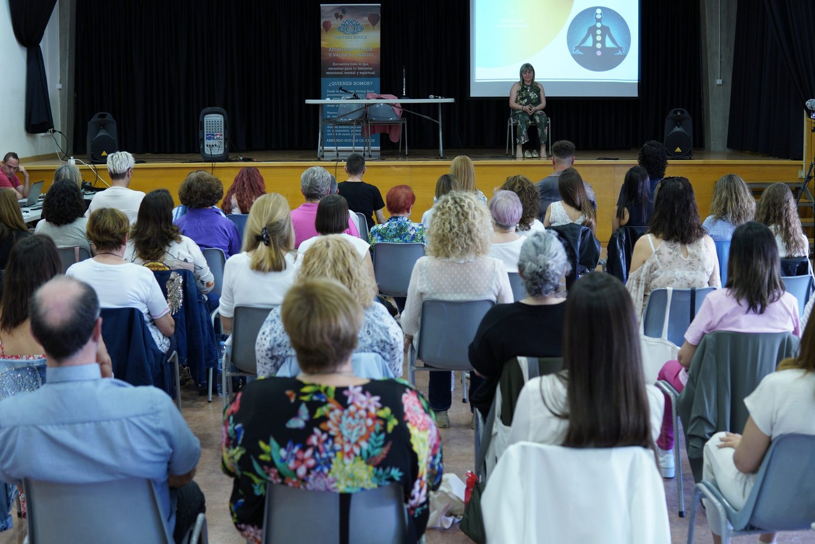 Encuentro presencial de la Asociación Uniting Souls con la sala llena de asistentes