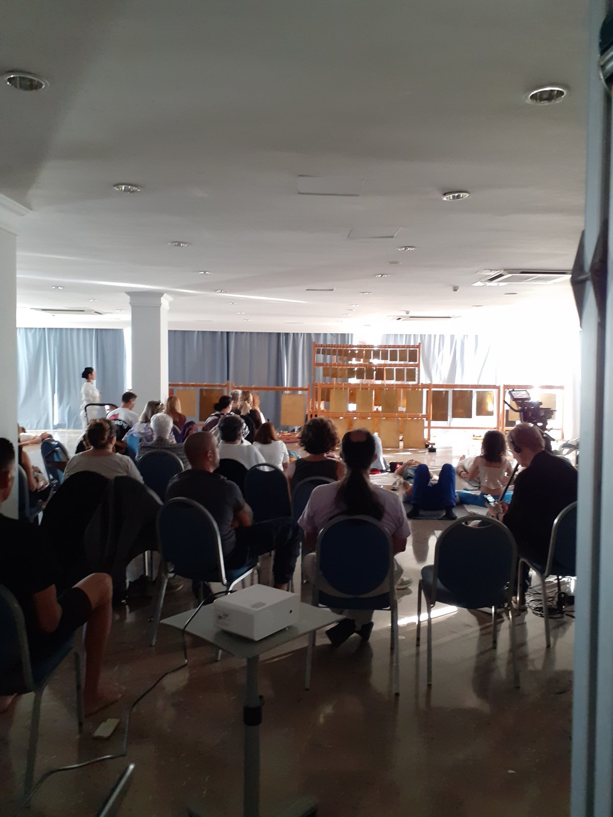 Comunidad reunida en círculo compartiendo